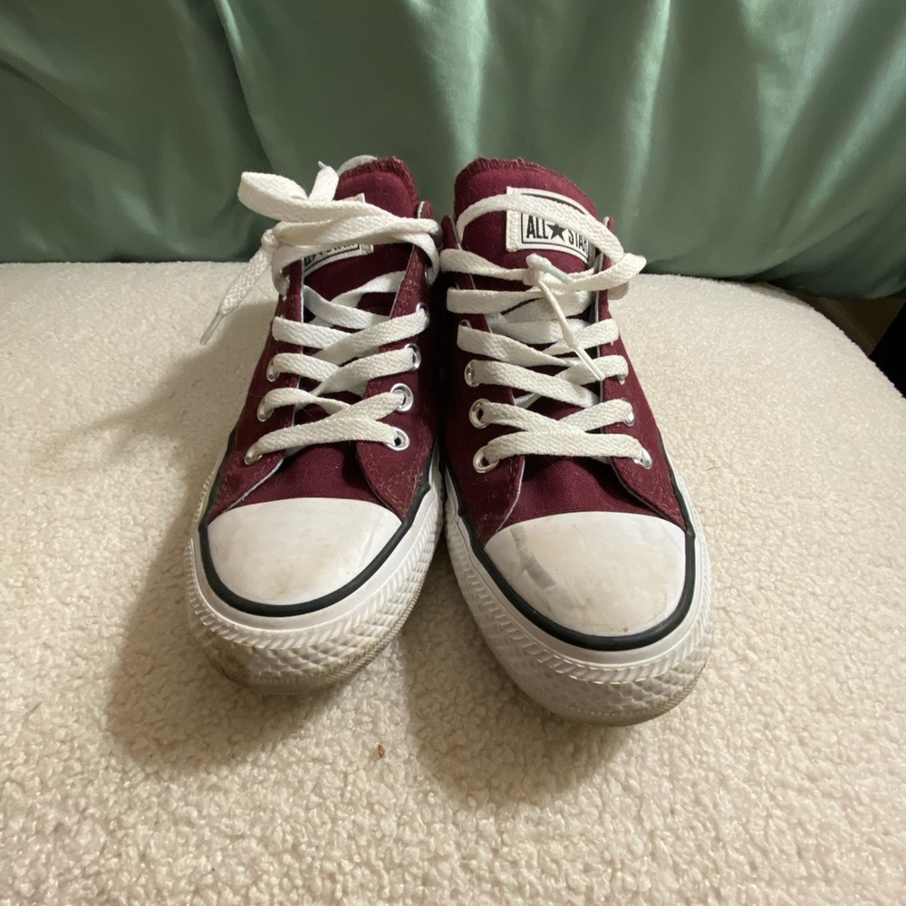 Converse women’s size 7!